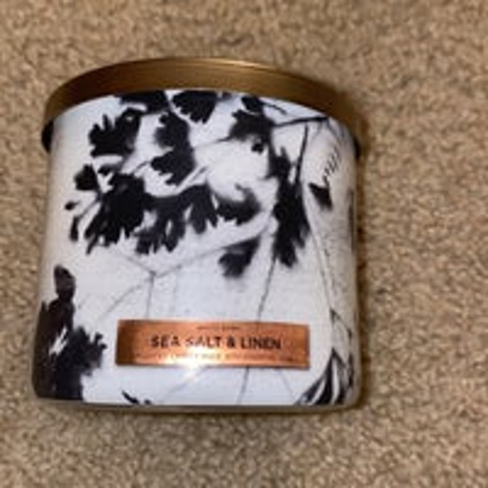 Bath and Body Works Candle white barn sea salt and linen